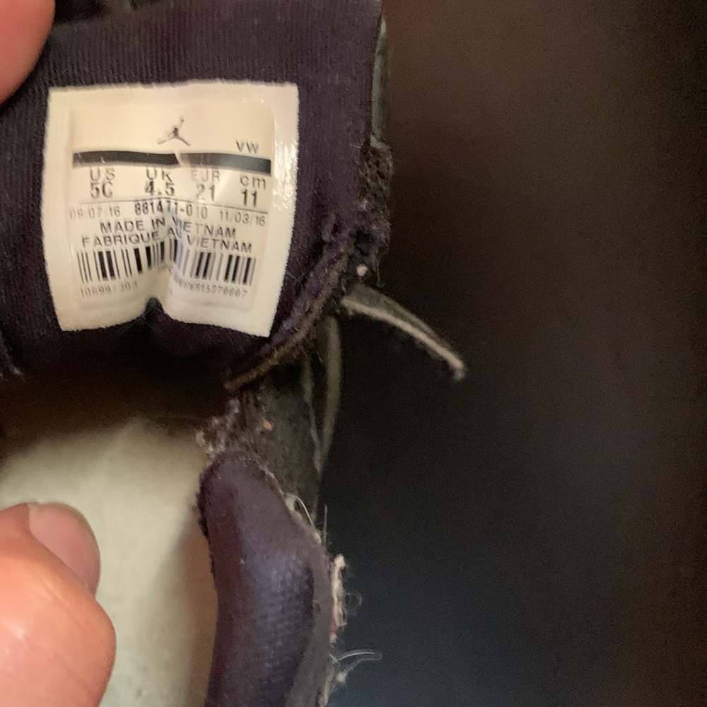 Selling toddlers Jordan’s in very good condition any questions ask 😊 - Picture 3 of 4